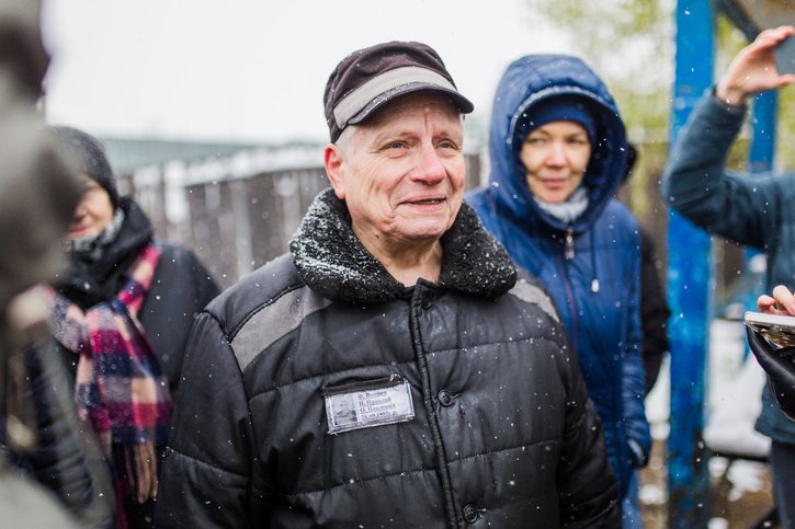 Nikolái Voishchev rodeado de sus amigos