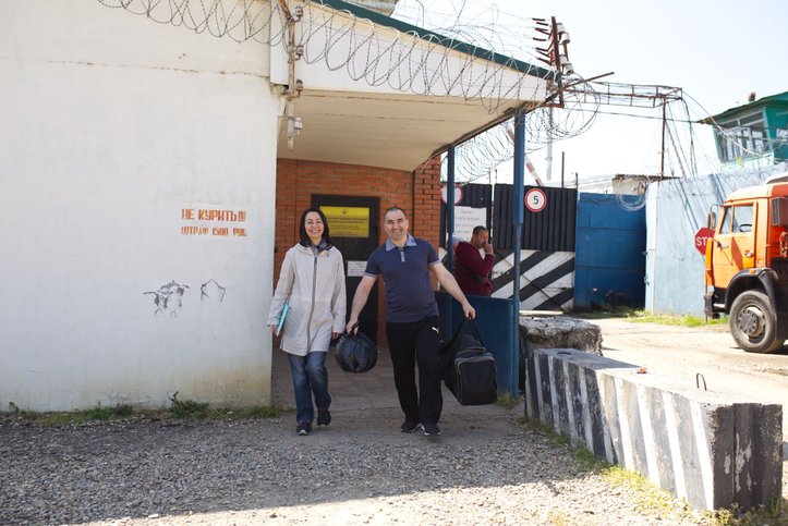 A la salida del centro de detención preventiva, Inver Siyukhov fue recibido por su hermana y la defensora pública Zarieta. Abril 2025