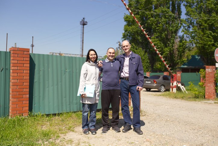 Inver Siyukhov (centro) y su hermana con su marido. Abril 2025