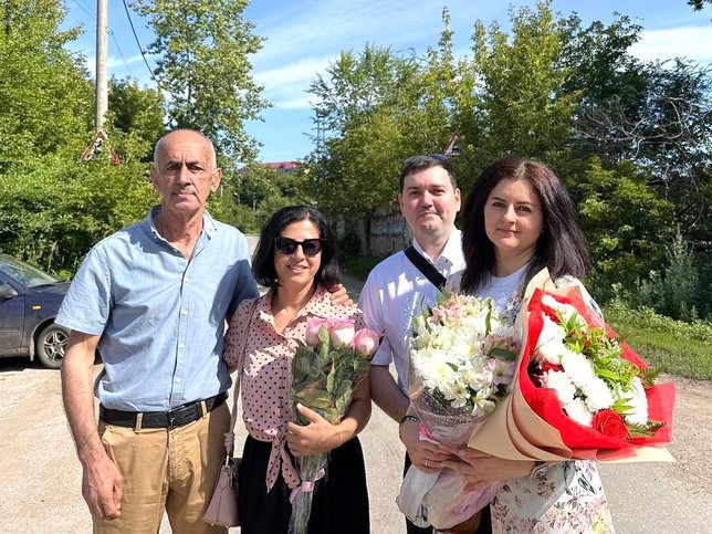  从左到右：Sona 的父亲和姐姐以及她的丈夫在她获释后与她合影。2025 年 7 月