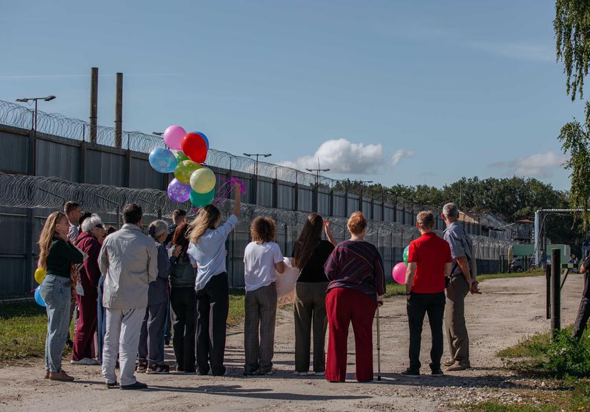 À la sortie de la colonie pénitentiaire, Vladimir est accueilli par des amis