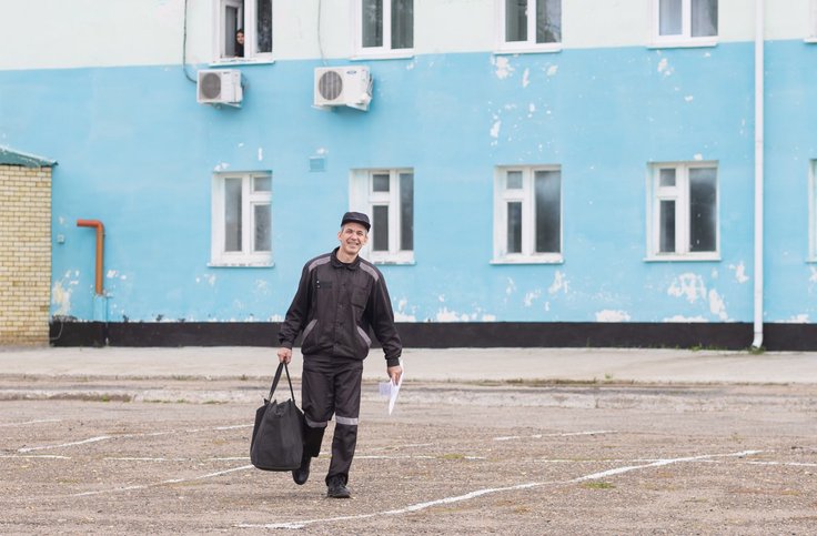 Верующему писали в колонию сотни неравнодушных людей. Освобождаясь, он забрал с собой целую сумку писем. 10 сентября 2025 г.