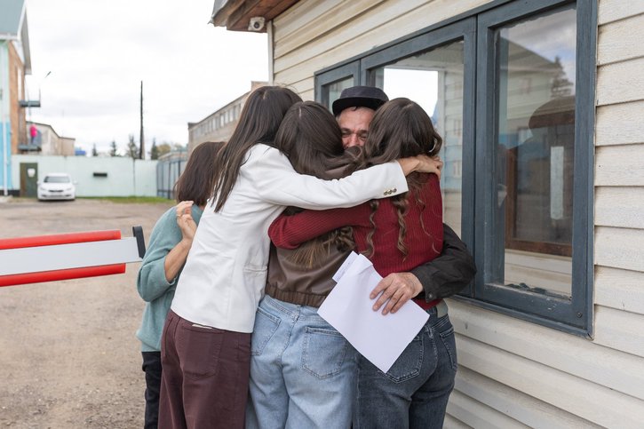 Родные обнимают Константина на пропускном пункте. 10 сентября 2025 г.