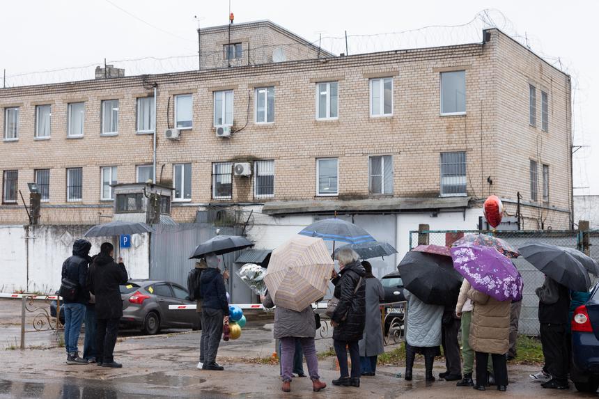 Friends are waiting for Vardan Zakaryan near the penal colony
