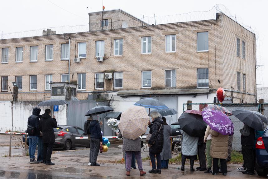 Gli amici stanno aspettando Vardan Zakaryan vicino alla colonia penale