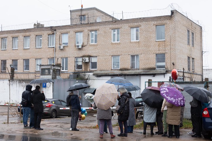 Друзья ждут Вардана Закаряна возле исправительной колонии