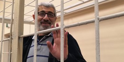 Самвел Бабаян в клетке во время заседания, октябрь 2025 года