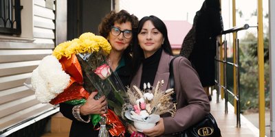 Izquierda: Yelena Gadrshina, noviembre de 2025