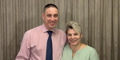 Sergey Melnik con su esposa tras su liberación, diciembre de 2025