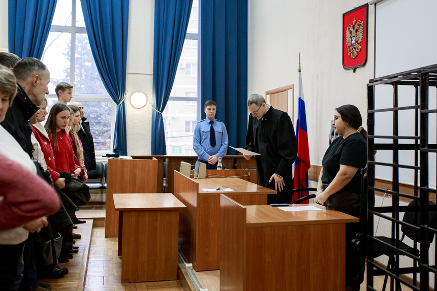 Os ouvintes, incluindo parentes de Anatólia, ouvem as palavras do juiz com tensão. Dezembro de 2025