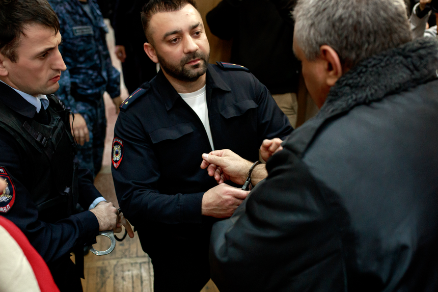 Anatoliy está algemado bem no tribunal. Dezembro de 2025