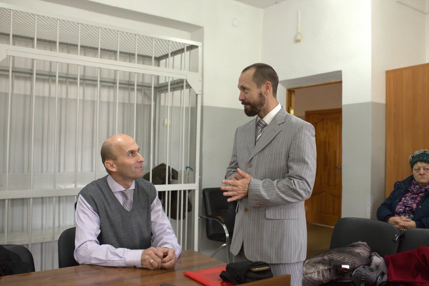 I casi di Viktor Spirichev (a sinistra) e Sergey Dvurechenskiy (a destra) si basano sulla testimonianza di "Shepherd". Entrambi furono condannati lo stesso giorno: due anni con la pena sospesa. Vyselki, dicembre 2025.