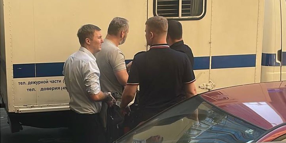 Andrey Lukin (extremo izquierdo) es trasladado al centro de detención preventiva tras una de las audiencias judiciales. Junio 2025