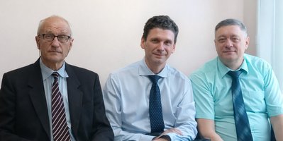 Von links nach rechts: Waleri Tolmasow, Maxim Barbasjuk und Alexander Kostjuk im Gerichtssaal. November 2025.