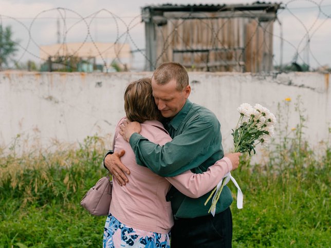 Александр в объятьях родных и близких.