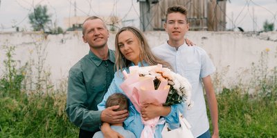 Alexander Filatow mit seiner Ehefrau Jelena und den beiden Söhnen vor dem Straflager, in dem der Gläubige seine Strafe verbüßte, Juli 2026.