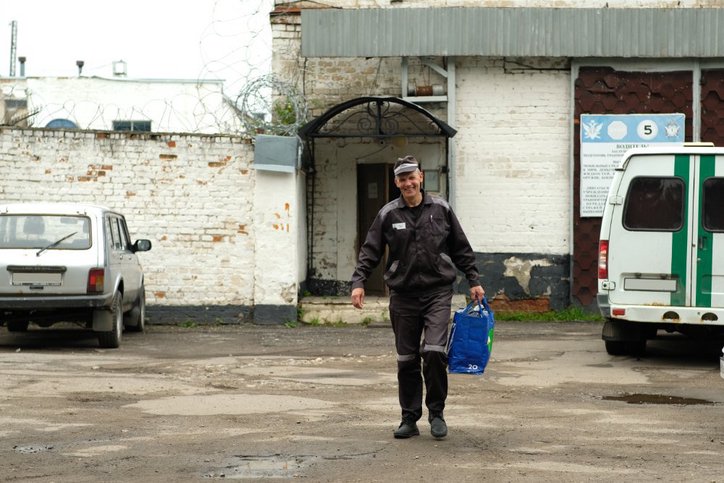 Wladimir Sakada verlässt das Straflager, nachdem er die vollständige Haftstrafe verbüßt hat. August 2026.