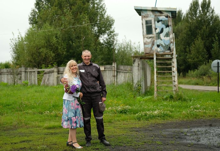 Wladimir und Swetlana vor dem Straflager. August 2026.