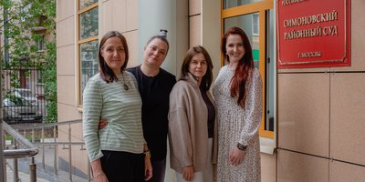 Oksana Ivanova, Liliana Korol, Larisa Kislaia e Tatiana Levitskaia davanti all’edificio del tribunale nel giorno della pronuncia della sentenza. Agosto 2026.