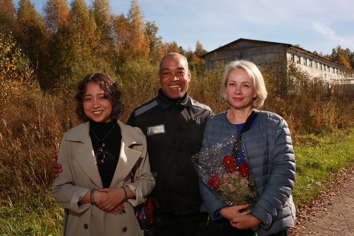Sean Pike with his wife (right) and eldest daughter (left)