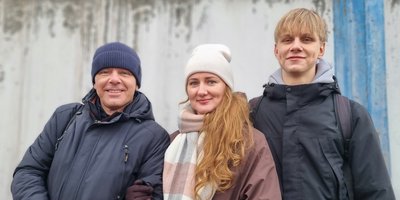 Evgenij Korotun con la moglie, Evgenija, e il figlio, Aleksandr. 6 ottobre 2026.