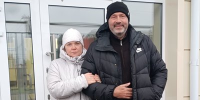 Vitaliy Syrykh e sua moglie, Nadezhda, all’ingresso del tribunale. 15 ottobre 2026.