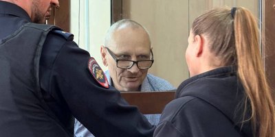 Aleksandr Paisov na cela durante uma das sessões judiciais. Outubro de 2026.